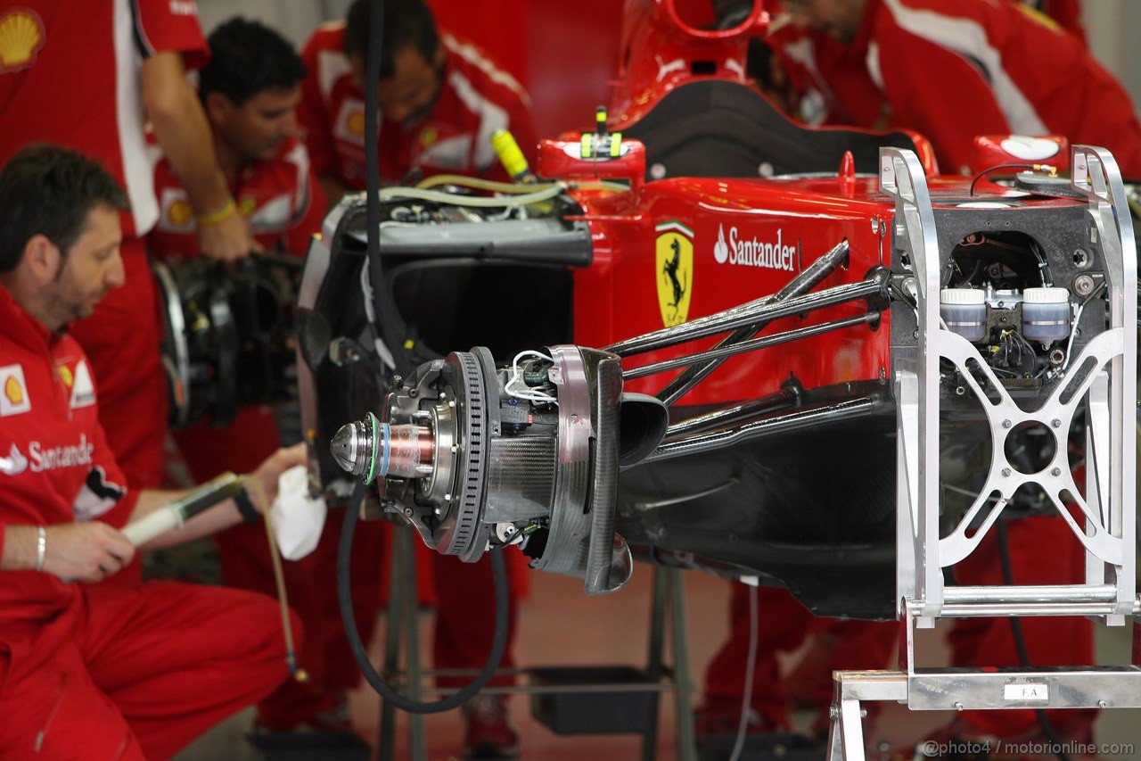 GP BELGIO, 25.08.2011- Mechanics Ferrari work on the car