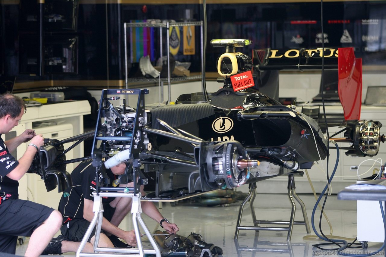 GP BELGIO, 25.08.2011- Mechanics Lotus Renault work on the car