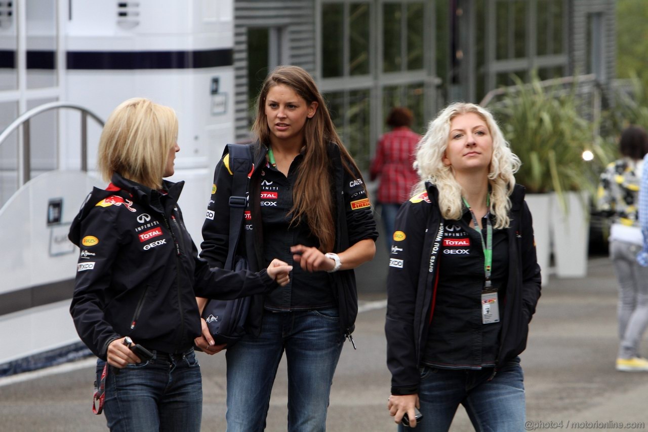 GP BELGIO, 27.08.2011- Ragazzas in the paddock 