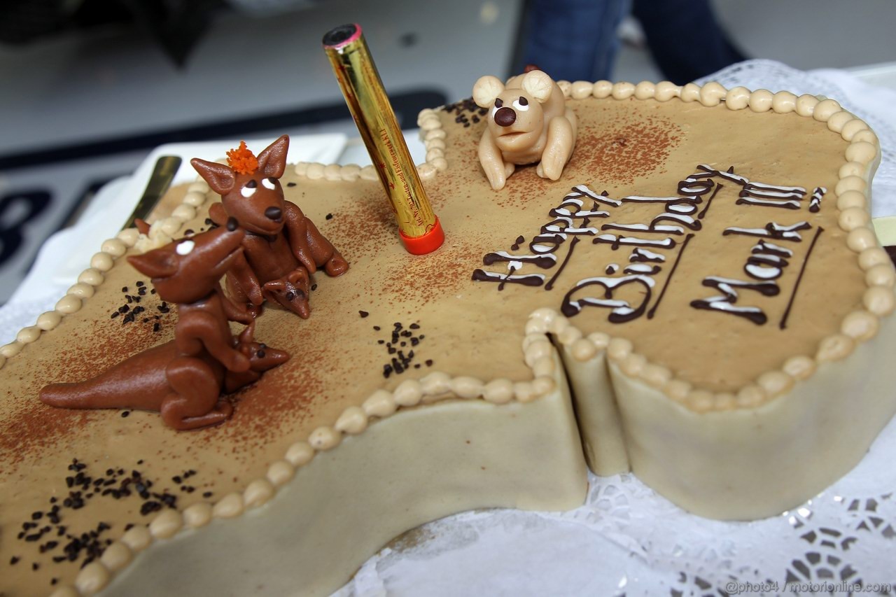 GP BELGIO, 27.08.2011- Mark Webber (AUS), Red Bull Racing with a Birthday cake to celebrate his birthday