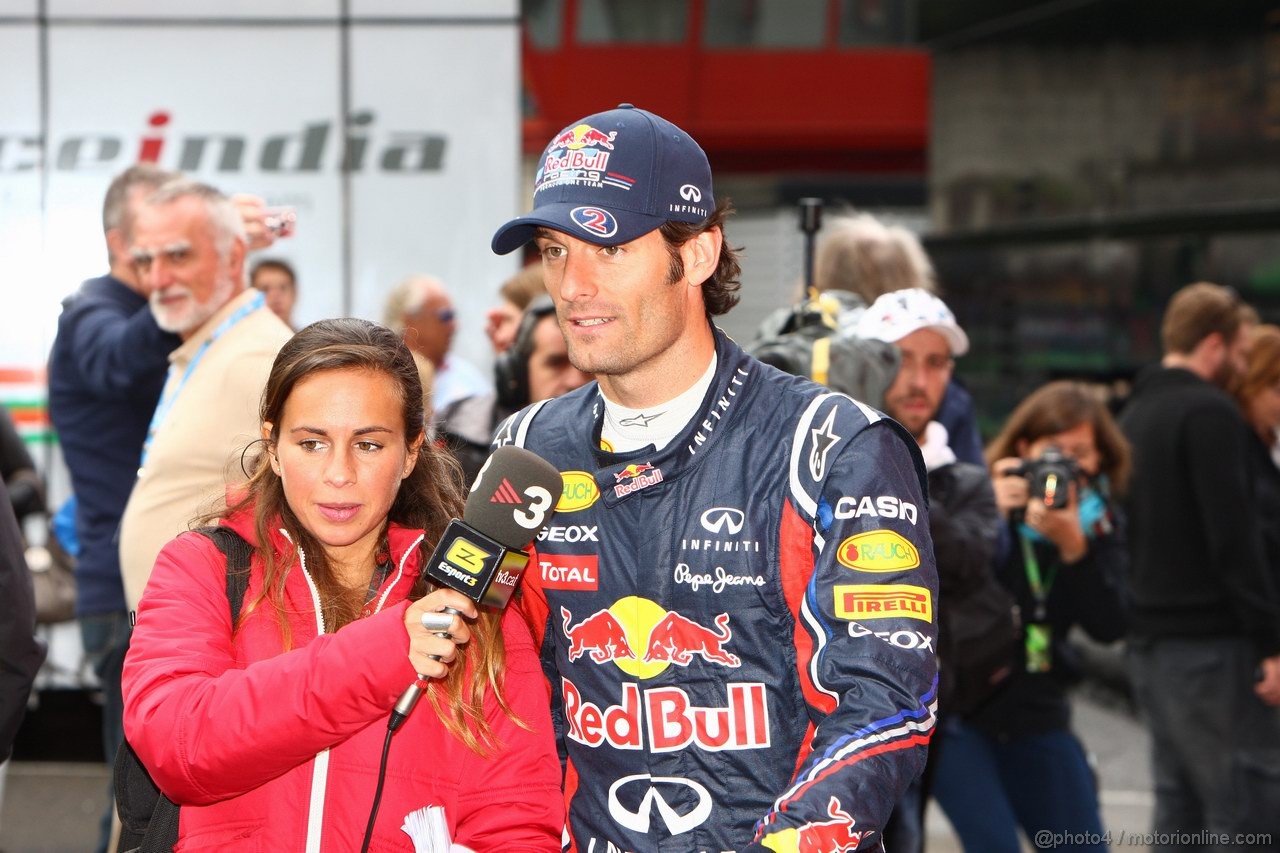 GP BELGIO, 27.08.2011- Qualifiche, Laia Ferrer (ESP) TV3, Spanish TV e Mark Webber (AUS), Red Bull Racing, RB7 