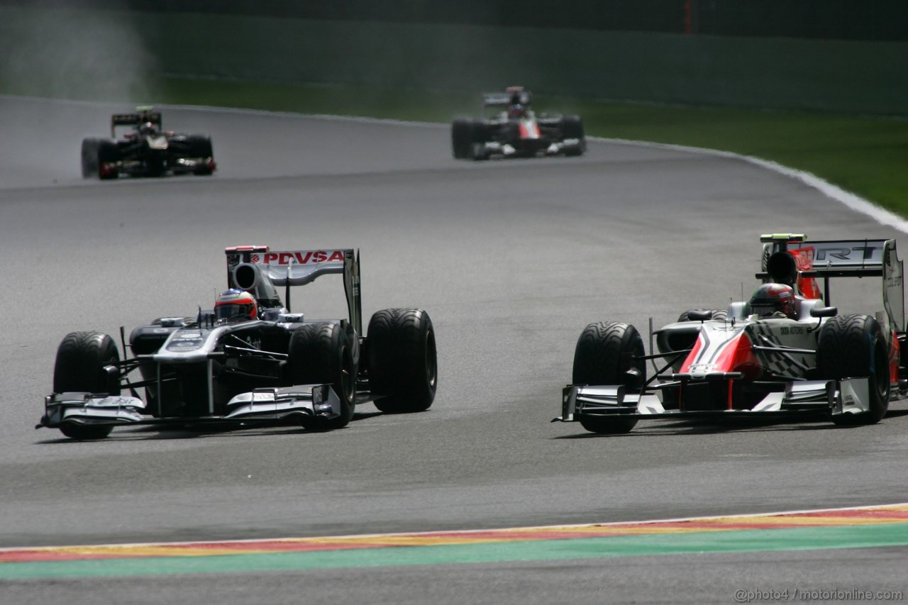 GP BELGIO, 27.08.2011- Qualifiche, Rubens Barrichello (BRA), Williams FW33 e Vitantonio Liuzzi (ITA), HRT Formula One Team 