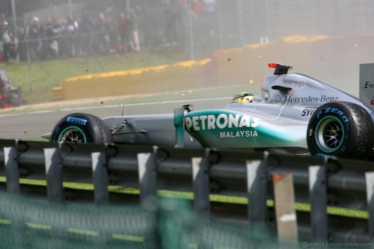 GP BELGIO, 27.08.2011- Qualifiche, Crash, Michael Schumacher (GER), Mercedes GP Petronas F1 Team, MGP W02 