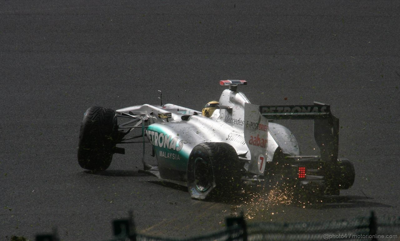GP BELGIO, 27.08.2011- Qualifiche, Crash, Michael Schumacher (GER), Mercedes GP Petronas F1 Team, MGP W02 