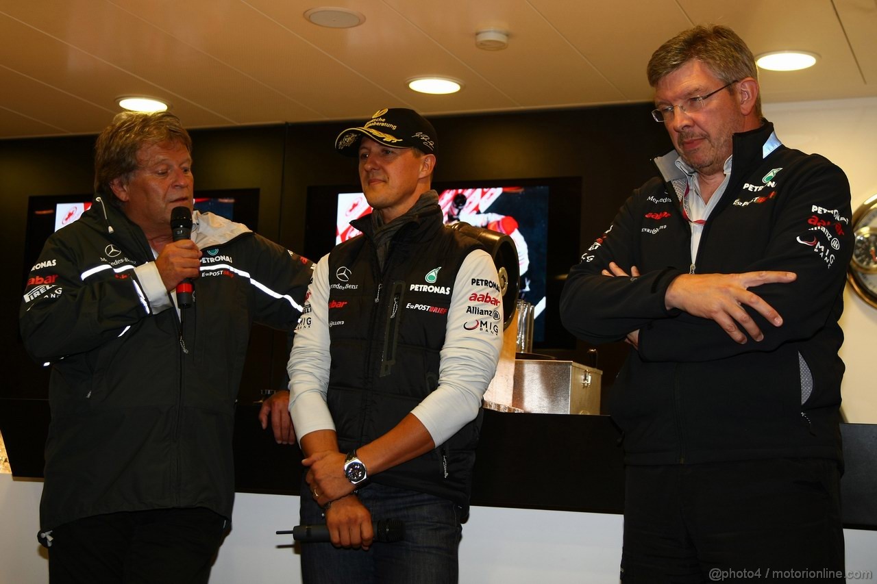 GP BELGIO, 27.08.2011- Michael Schumacher (GER), Mercedes GP Petronas F1 Team celebrates his first F1 drive at Spa 20 years ago with Norbert Haug (GER), Motorsport chief  e Ross Brawn (GBR), Team Principal, Mercedes GP 