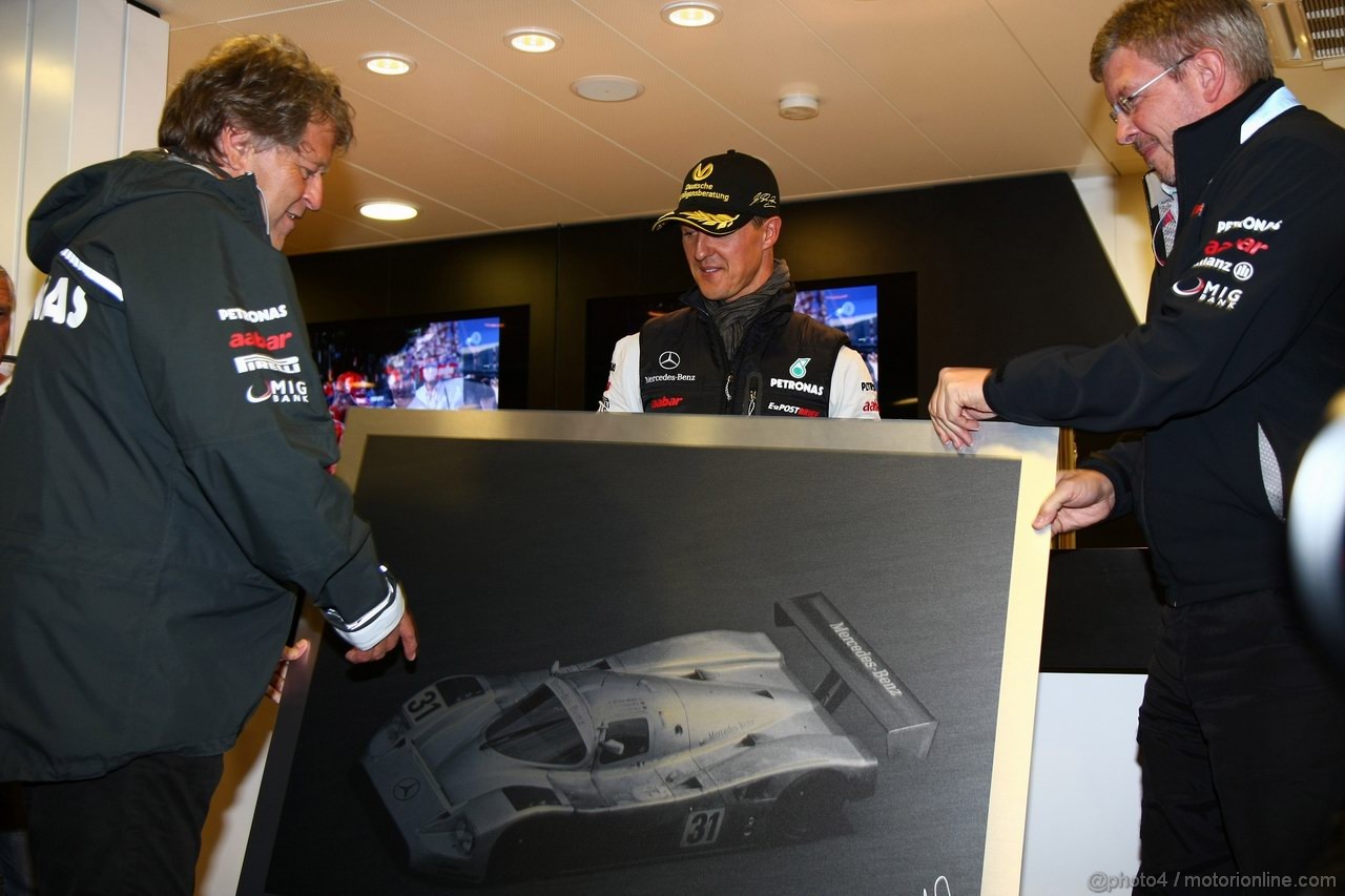 GP BELGIO, 27.08.2011- Michael Schumacher (GER), Mercedes GP Petronas F1 Team celebrates his first F1 drive at Spa 20 years ago with Norbert Haug (GER), Motorsport chief  e Ross Brawn (GBR), Team Principal, Mercedes GP 