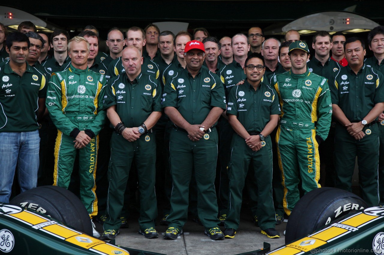GP BRASILE, 27.11.2011- Team picture, Heikki Kovalainen (FIN), Team Lotus, TL11 e Jarno Trulli (ITA), Team Lotus, TL11 