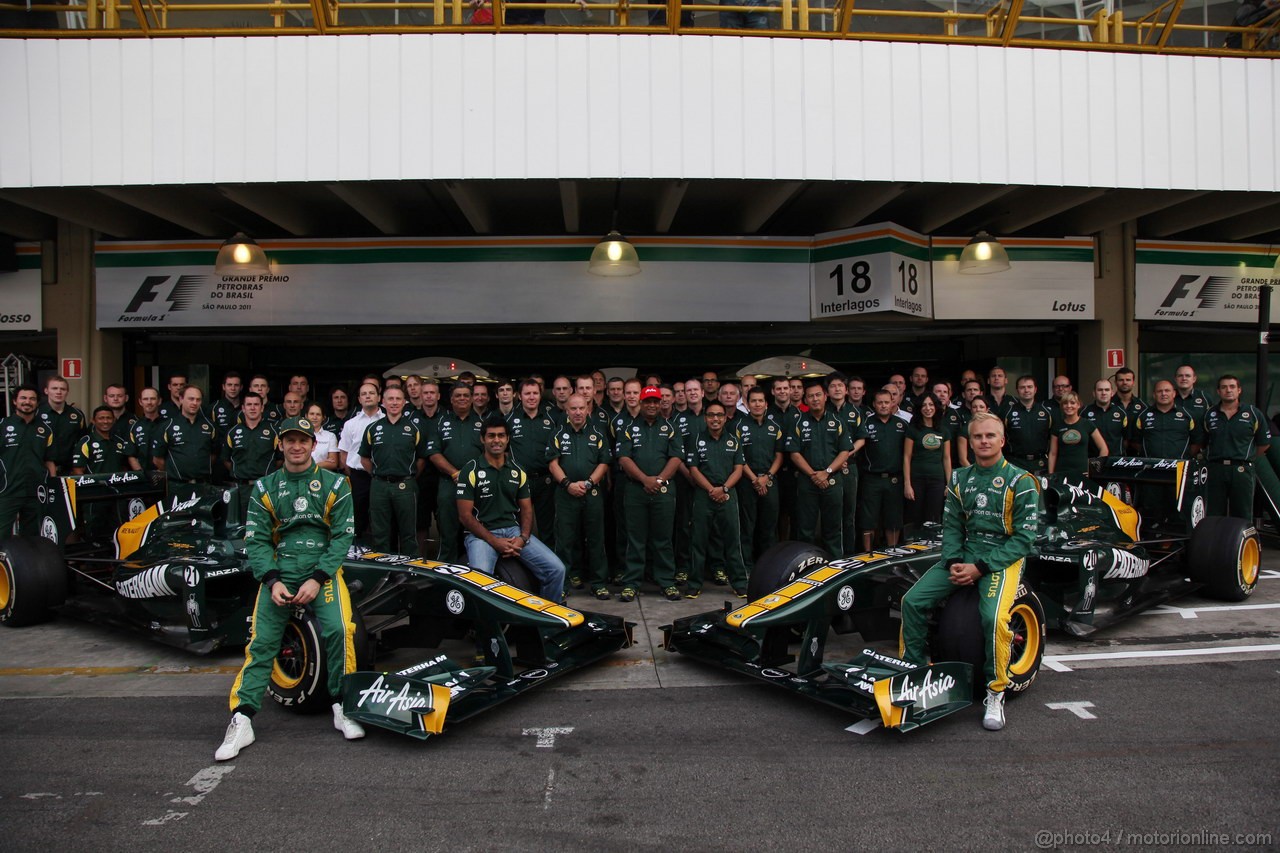 GP BRASILE, 27.11.2011- Team picture, Jarno Trulli (ITA), Team Lotus, TL11 e Heikki Kovalainen (FIN), Team Lotus, TL11 