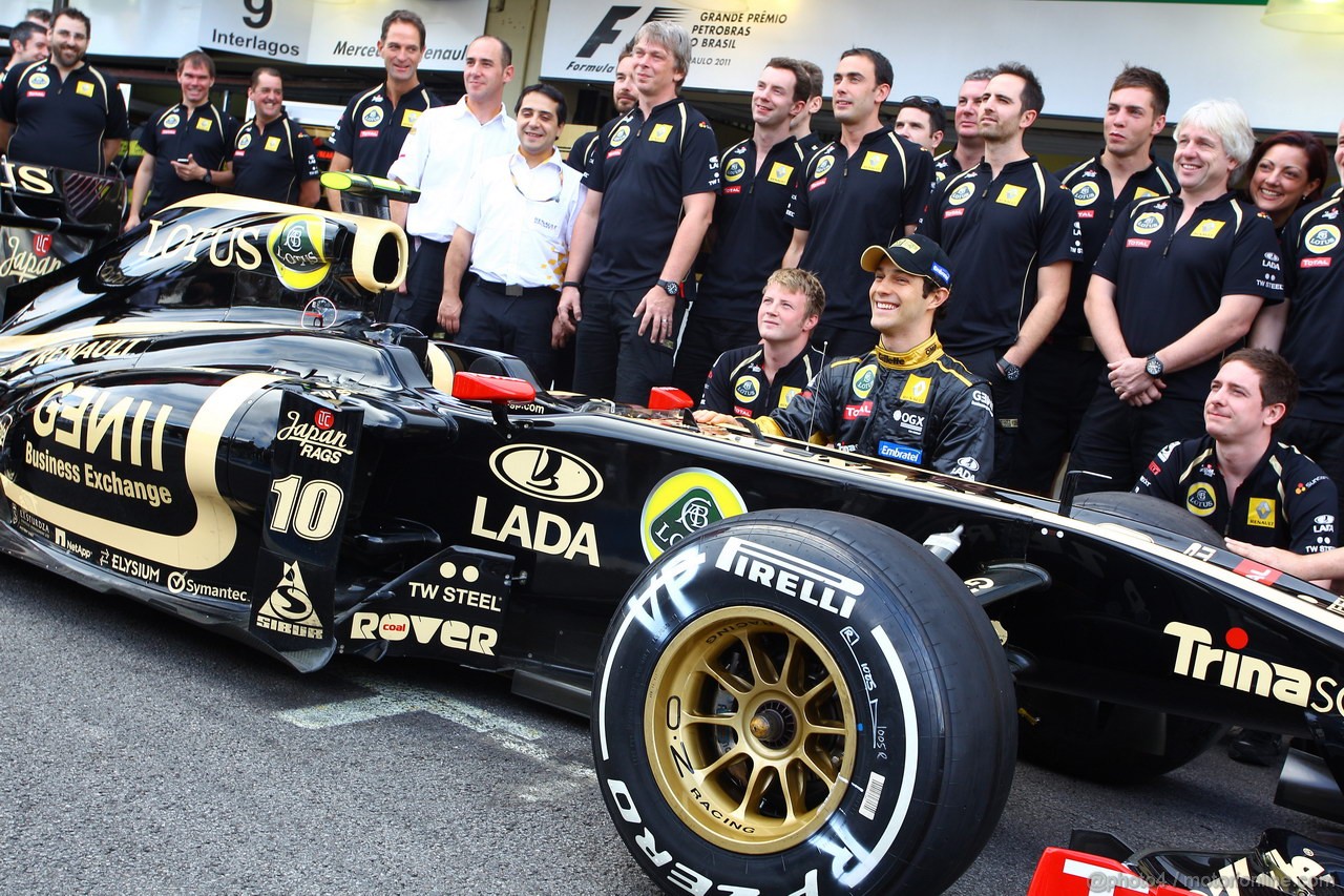 GP BRASILE, 27.11.2011- Team picture, Bruno Senna (BRA), Lotus Renault GP R31 