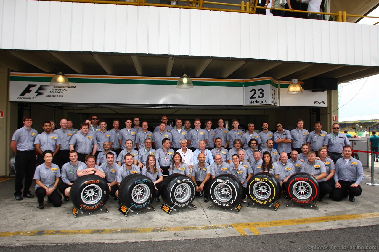 GP BRASILE, 27.11.2011- Pirelli group photo