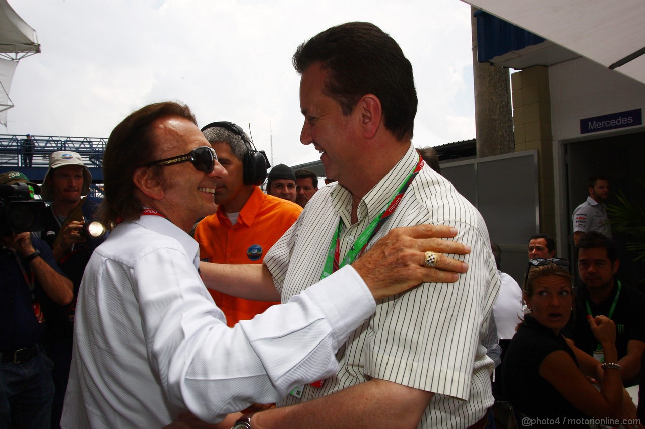 GP BRASILE, 27.11.2011- Emerson Fittipaldi (BRA), Ex F1 Champion e Gilberto Kassab (BRA), Mayor of Sao Paulo