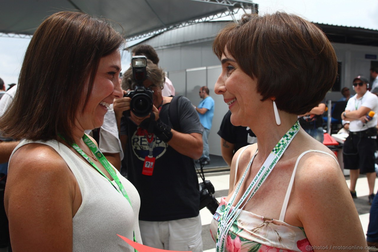 GP BRASILE, 27.11.2011- Ana Helena Massa (BRA), mother of Felipe Massa (BRA) e Viviane Senna (BRA), mother of Bruno Senna (BRA), Lotus Renault GP R31 