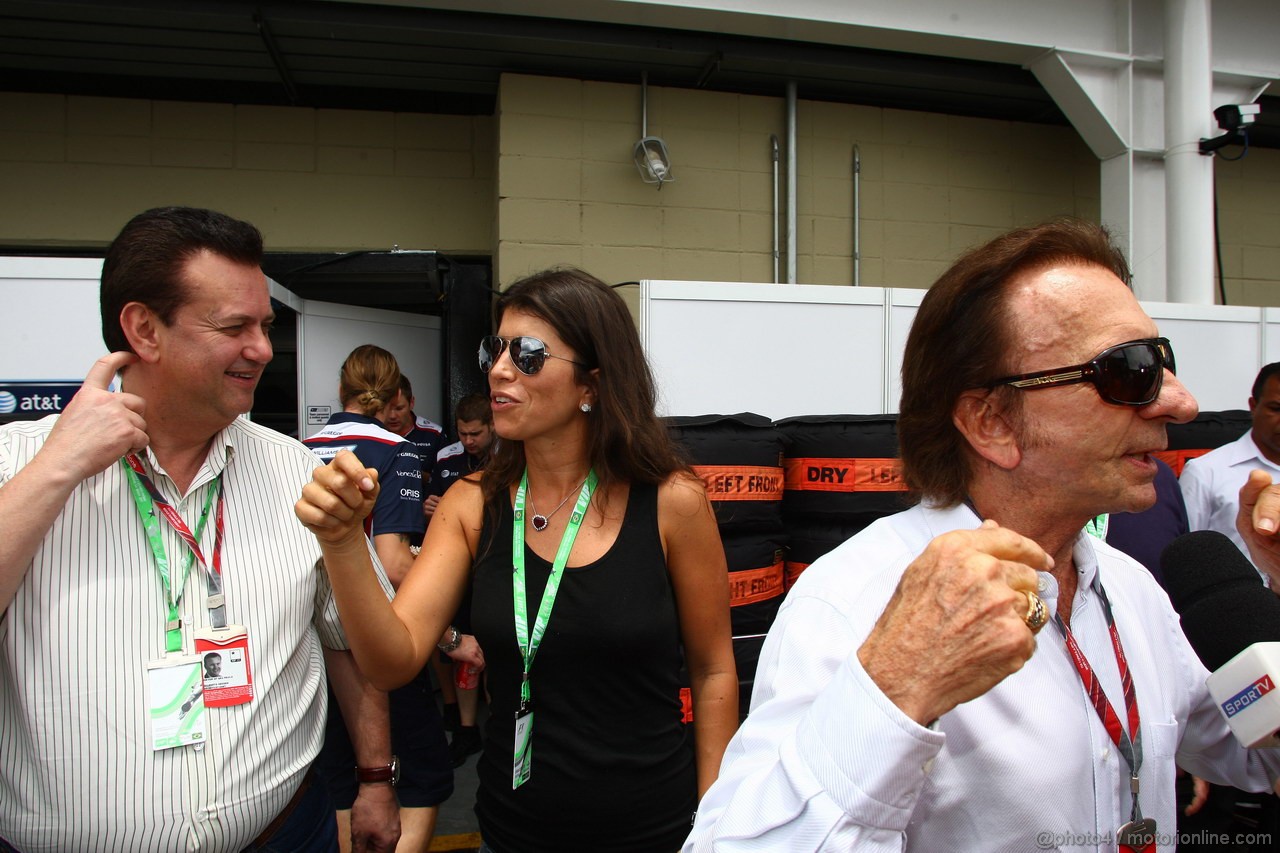 GP BRASILE, 27.11.2011- Gilberto Kassab (BRA), Mayor of Sao Paulo, Rossana Fanucchi, wife of Emerson Fittipaldi (BRA), Ex F1 Champion e Emerson Fittipaldi (BRA), Ex F1 Champion