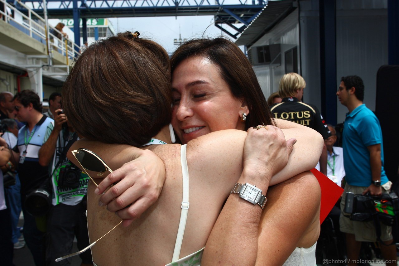 GP BRASILE, 27.11.2011- Viviane Senna (BRA), mother of Bruno Senna (BRA), Lotus Renault GP R31 e Ana Helena Massa (BRA), mother of Felipe Massa (BRA) 