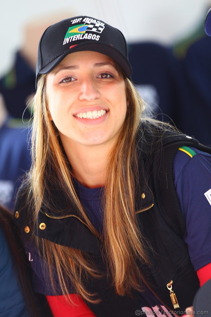 GP BRASILE, 27.11.2011- Ragazza in the paddock 