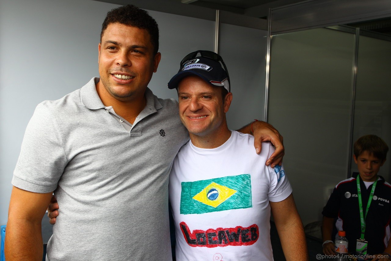 GP BRASILE, 27.11.2011- Ronaldo, Ex soccer e Rubens Barrichello (BRA), Williams FW33 