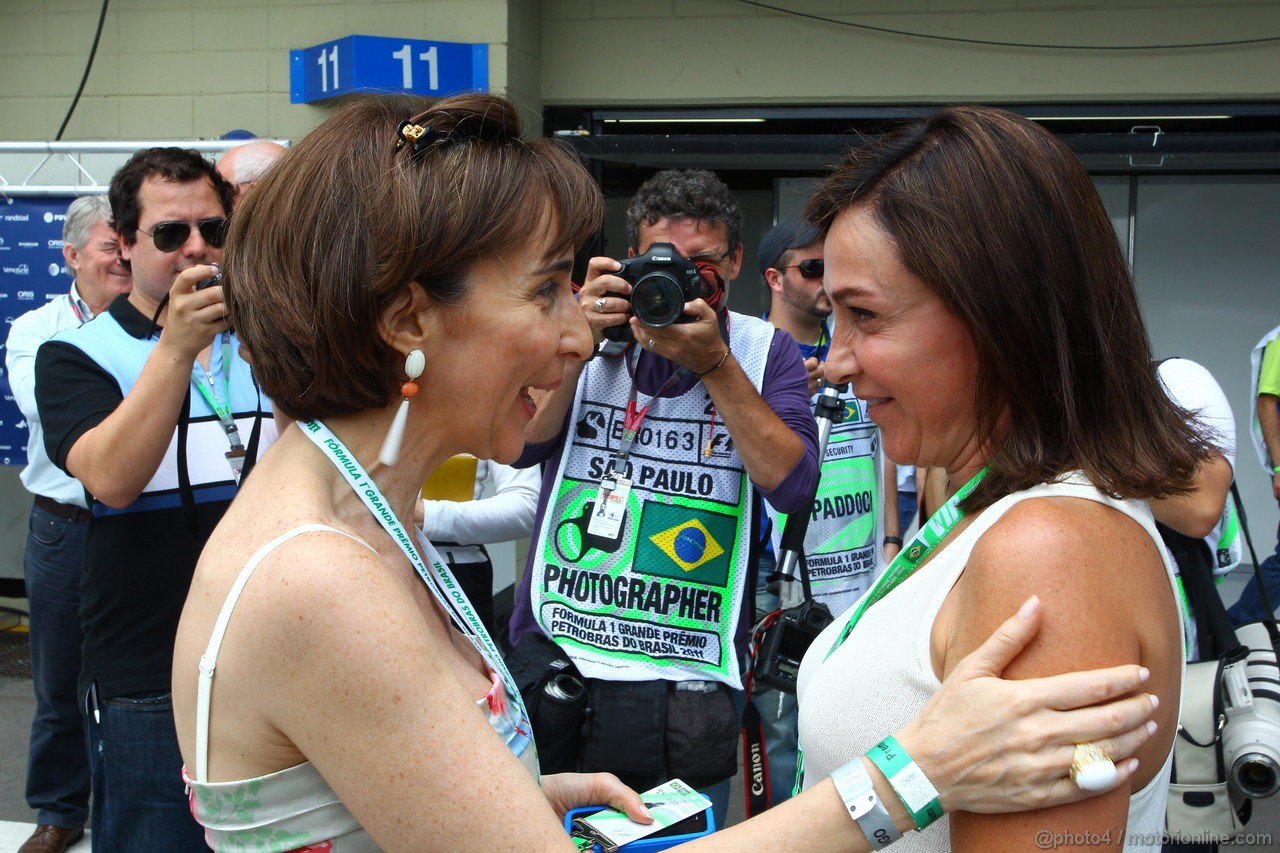 GP BRASILE, 27.11.2011- Viviane Senna, mother of Bruno Senna (BRA), Lotus Renault GP R31 e Ana Helena Massa (BRA), mother of Felipe Massa (BRA) 