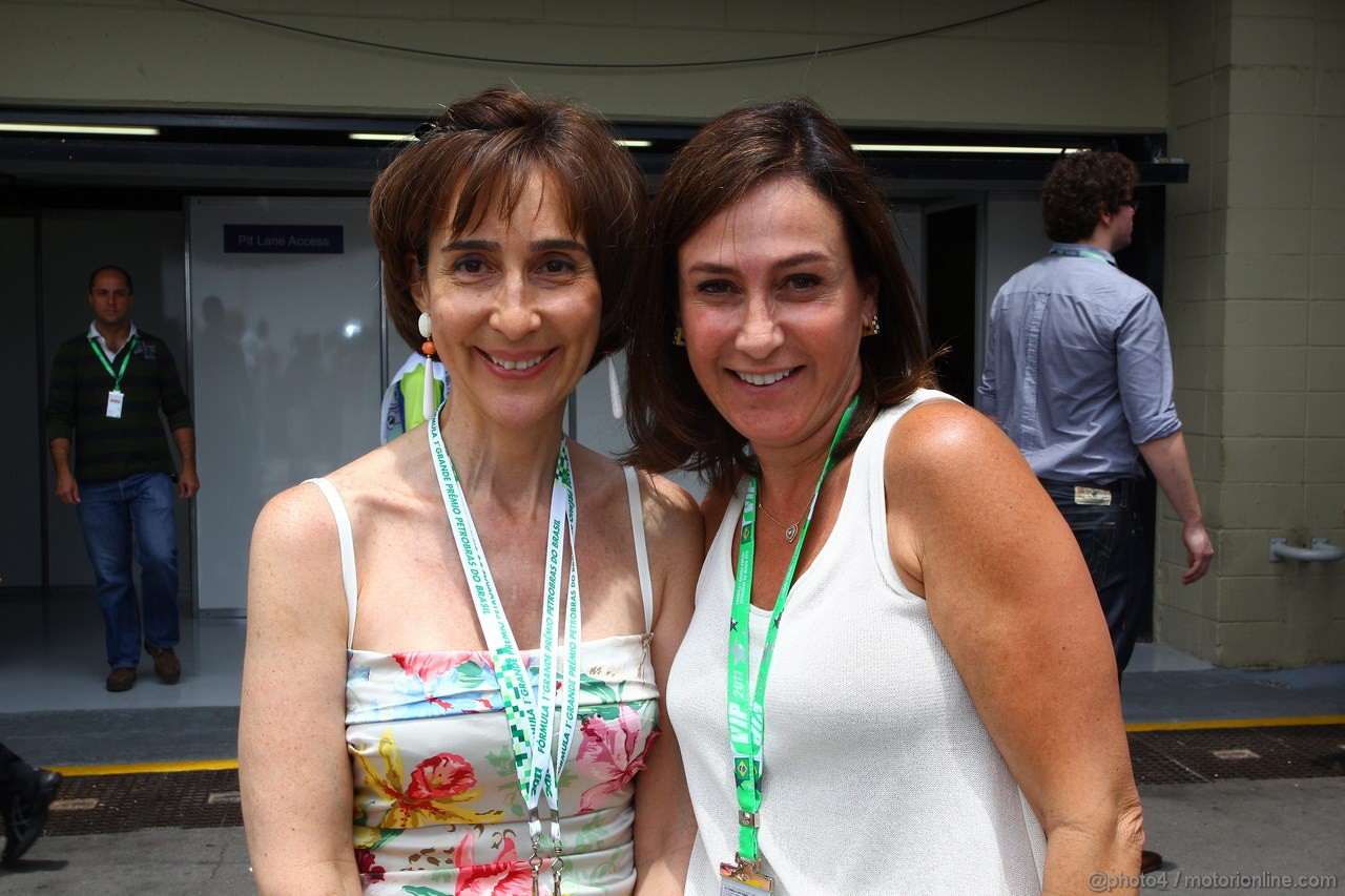 GP BRASILE, 27.11.2011- Viviane Senna, mother of Bruno Senna (BRA), Lotus Renault GP R31 e Ana Helena Massa (BRA), mother of Felipe Massa (BRA) 