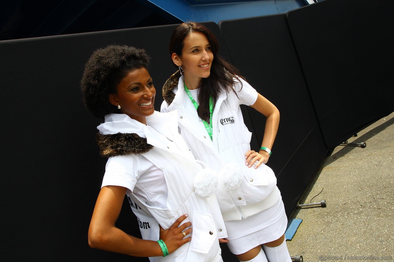 GP BRASILE, 27.11.2011- Ragazzas in the paddock 