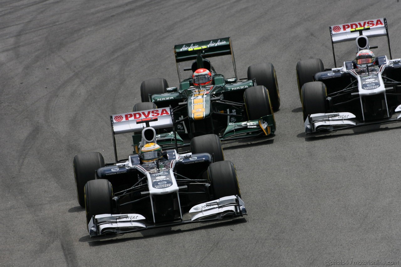 GP BRASILE, 27.11.2011- Gara, Rubens Barrichello (BRA), Williams FW33, Jarno Trulli (ITA), Team Lotus, TL11 e Pastor Maldonado (VEN), Williams FW33 