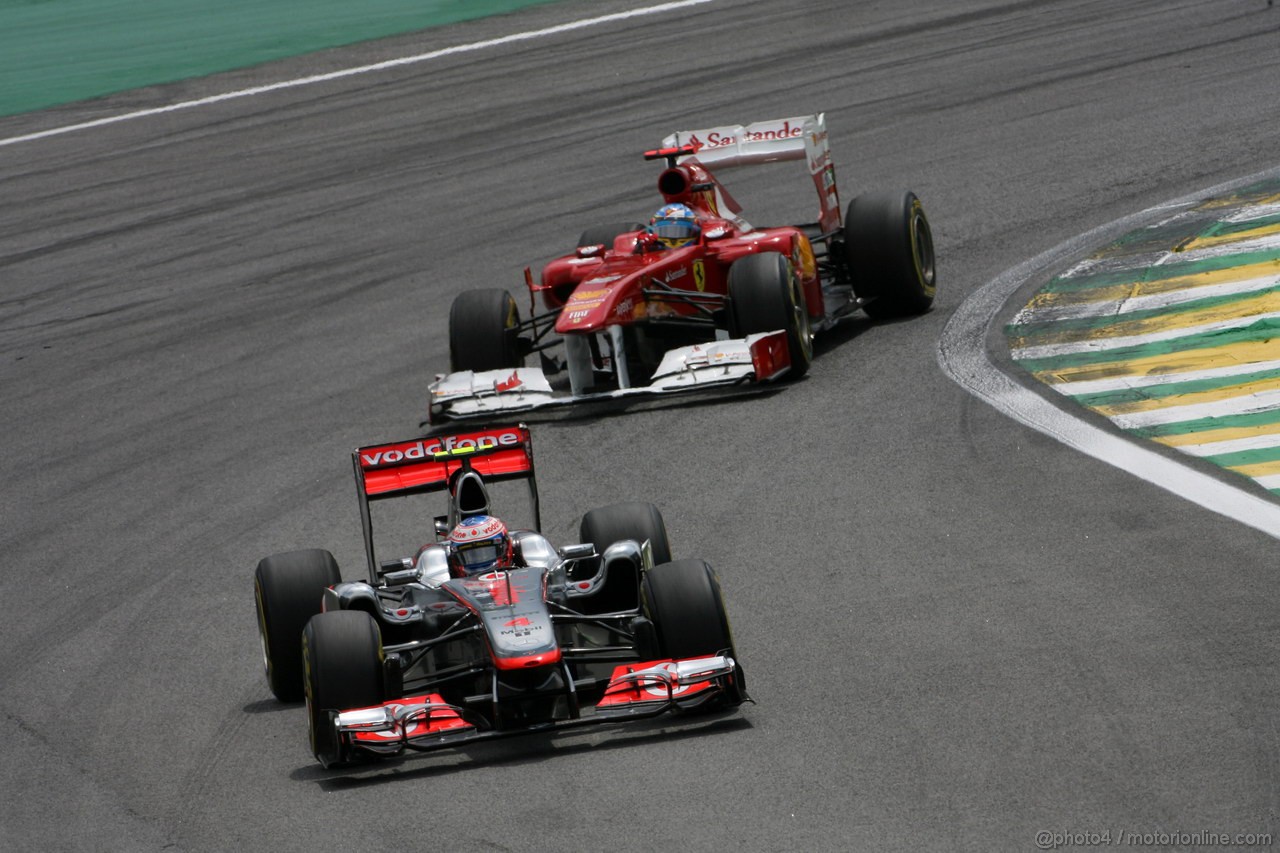 GP BRASILE, 27.11.2011- Gara, Jenson Button (GBR), McLaren  Mercedes, MP4-26 e Fernando Alonso (ESP), Ferrari, F-150 Italia 