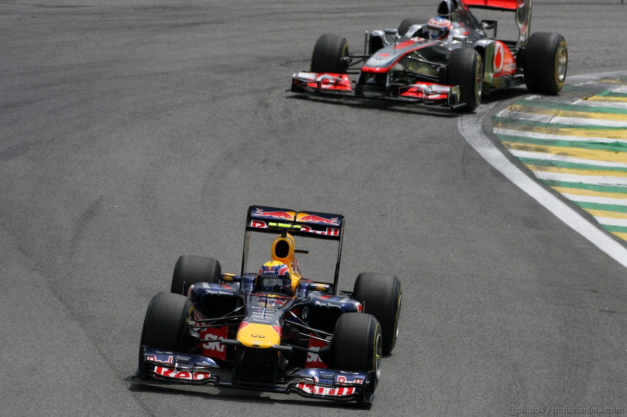 GP BRASILE, 27.11.2011- Gara, Mark Webber (AUS), Red Bull Racing, RB7 e Jenson Button (GBR), McLaren  Mercedes, MP4-26 