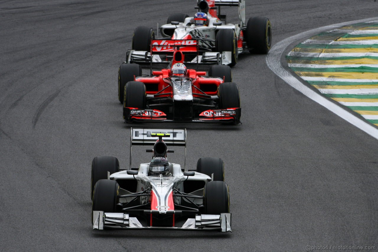 GP BRASILE, 27.11.2011- Gara, Vitantonio Liuzzi (ITA), HRT Formula One Team, Timo Glock (GER), Marussia Virgin Racing VR-02 e Daniel Ricciardo (AUS), HRT Formula One Team 