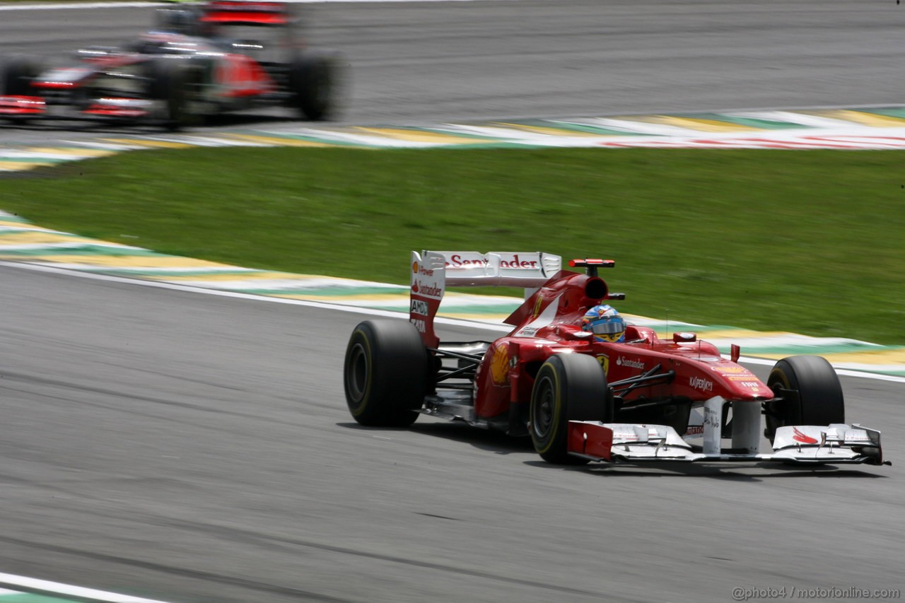 GP BRASILE, 27.11.2011- Gara, Fernando Alonso (ESP), Ferrari, F-150 Italia davanti a Jenson Button (GBR), McLaren  Mercedes, MP4-26 