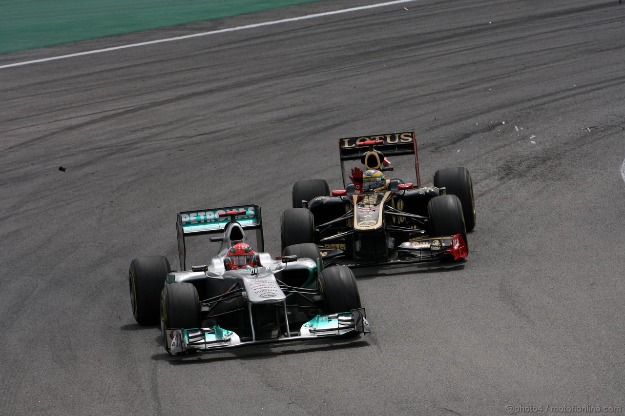 GP BRASILE, 27.11.2011- Gara, Crash, Michael Schumacher (GER), Mercedes GP Petronas F1 Team, MGP W02 e Bruno Senna (BRA), Lotus Renault GP R31 