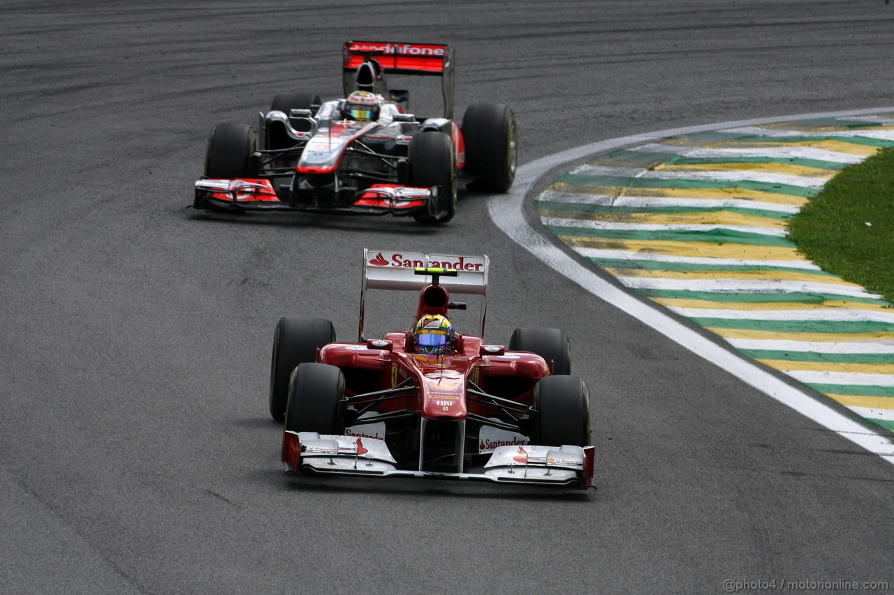 GP BRASILE, 27.11.2011- Gara, Felipe Massa (BRA), Ferrari, F-150 Italia e Lewis Hamilton (GBR), McLaren  Mercedes, MP4-26 