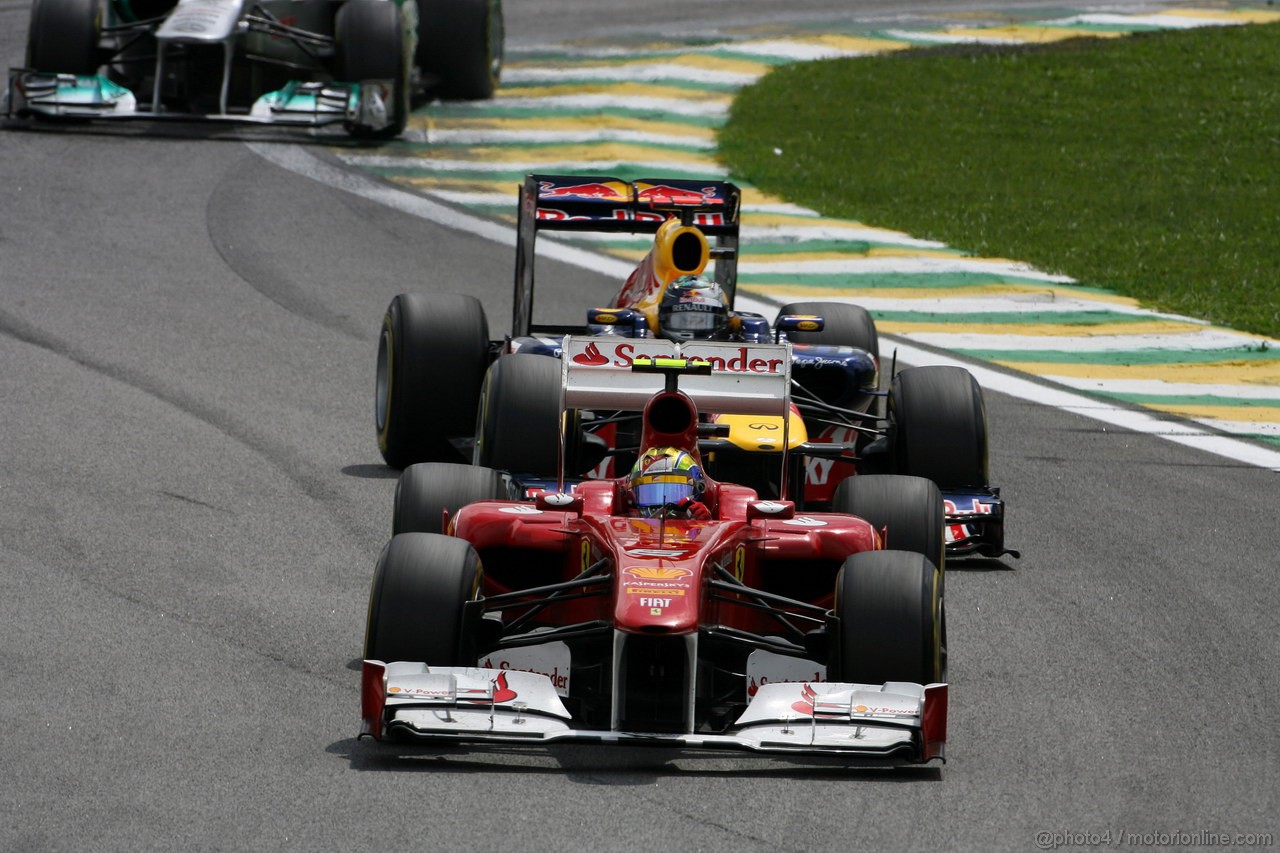 GP BRASILE, 27.11.2011- Gara, Felipe Massa (BRA), Ferrari, F-150 Italia e Sebastian Vettel (GER), Red Bull Racing, RB7 