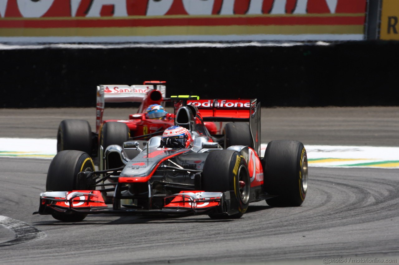 GP BRASILE, 27.11.2011- Gara, Jenson Button (GBR), McLaren  Mercedes, MP4-26 davanti a Fernando Alonso (ESP), Ferrari, F-150 Italia 