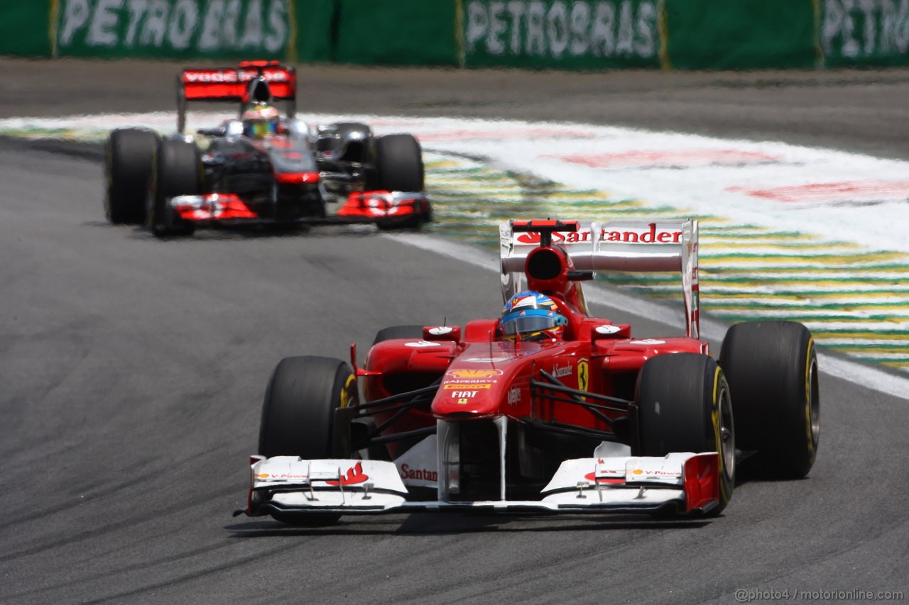 GP BRASILE, 27.11.2011- Gara, Fernando Alonso (ESP), Ferrari, F-150 Italia davanti a Lewis Hamilton (GBR), McLaren  Mercedes, MP4-26 