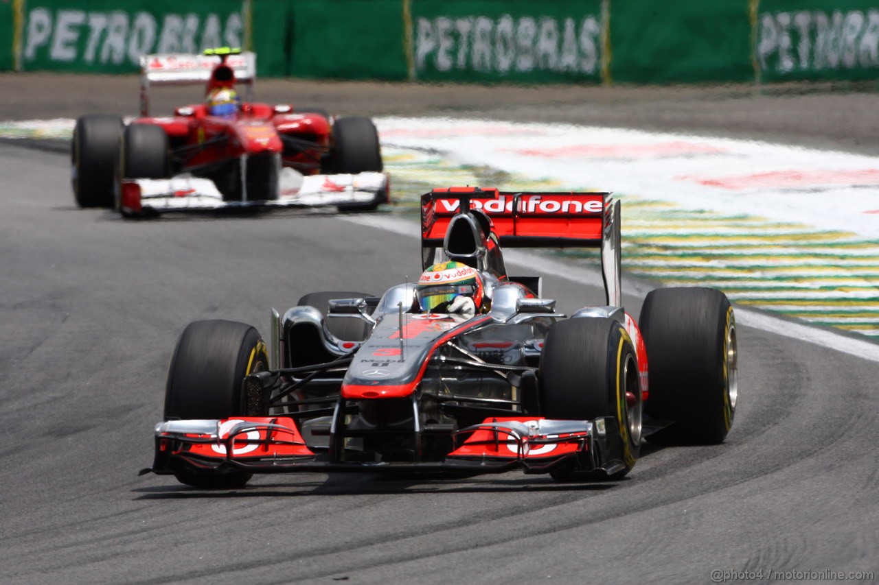 GP BRASILE, 27.11.2011- Gara, Lewis Hamilton (GBR), McLaren  Mercedes, MP4-26 davanti a Felipe Massa (BRA), Ferrari, F-150 Italia 