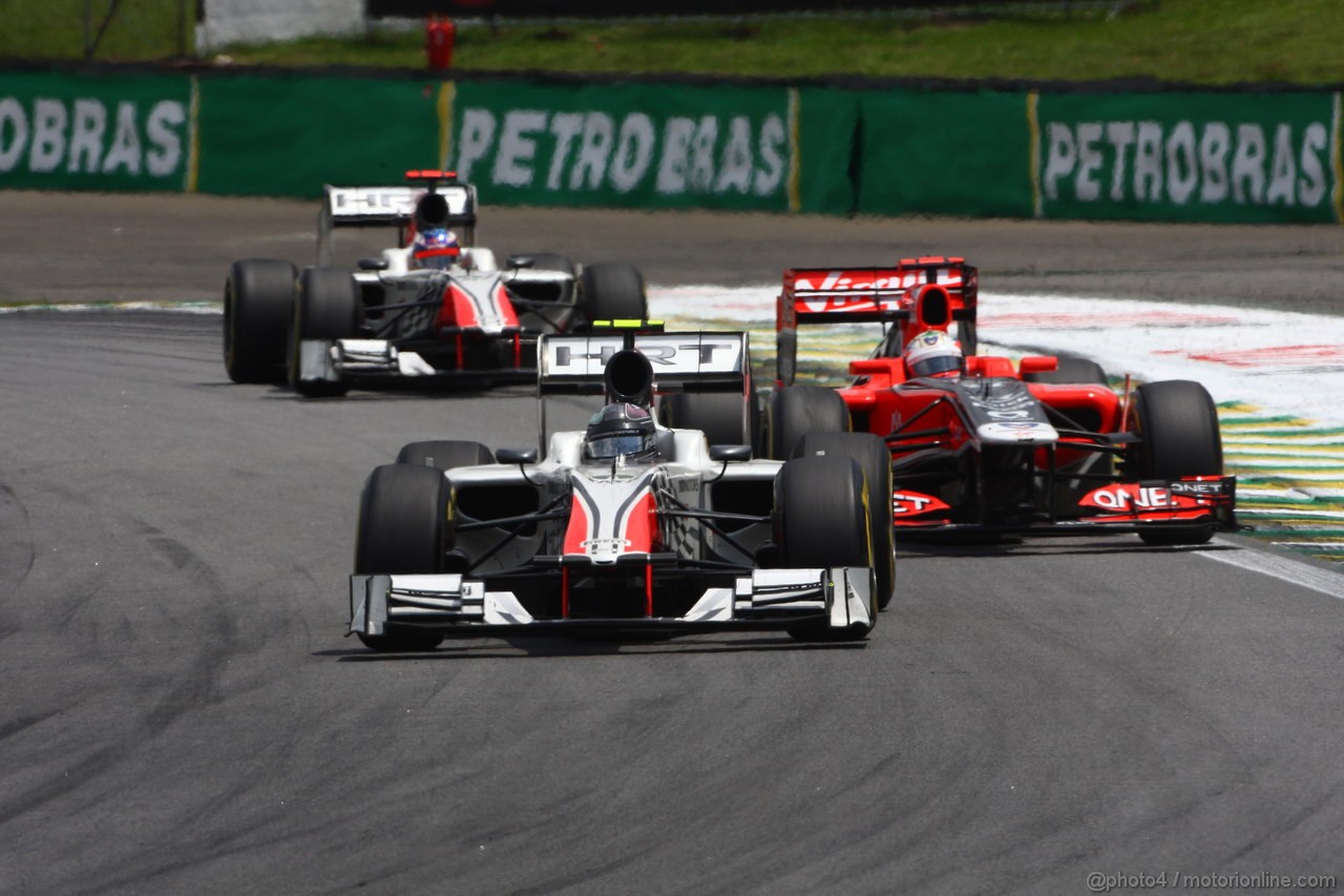 GP BRASILE, 27.11.2011- Gara, Vitantonio Liuzzi (ITA), HRT Formula One Team e Timo Glock (GER), Marussia Virgin Racing VR-02 