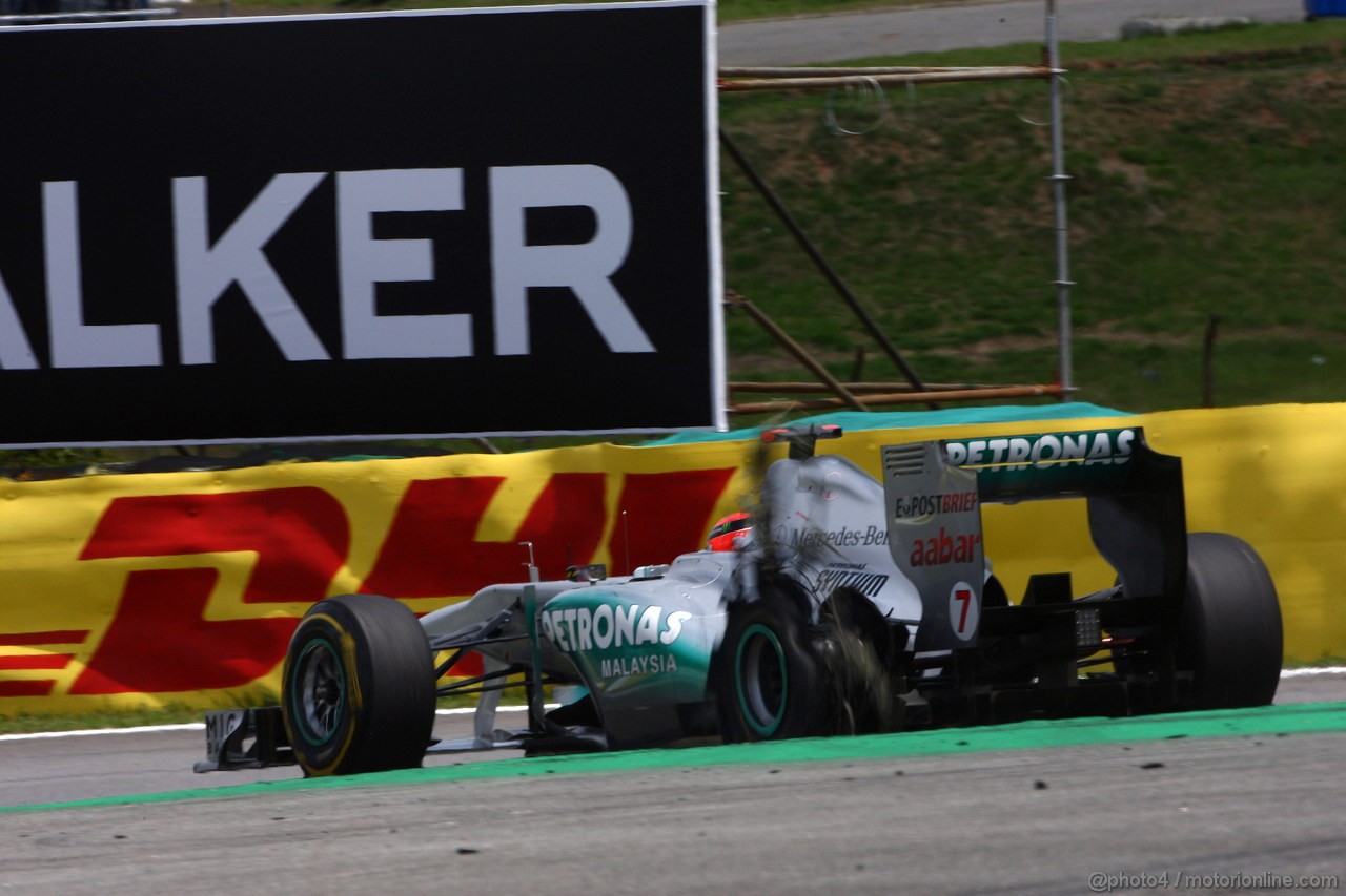 GP BRASILE, 27.11.2011- Gara, Crash, Michael Schumacher (GER), Mercedes GP Petronas F1 Team, MGP W02 