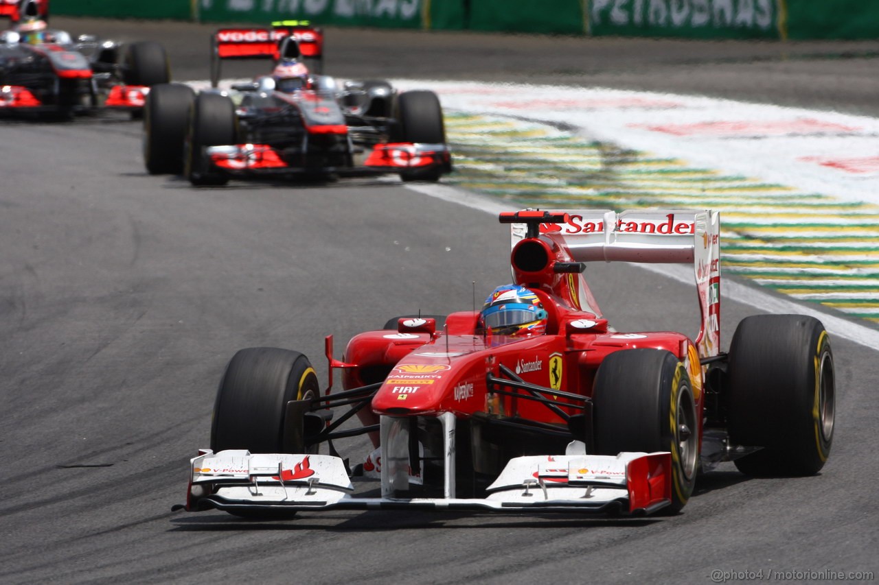 GP BRASILE, 27.11.2011- Gara, Fernando Alonso (ESP), Ferrari, F-150 Italia davanti a Jenson Button (GBR), McLaren  Mercedes, MP4-26 