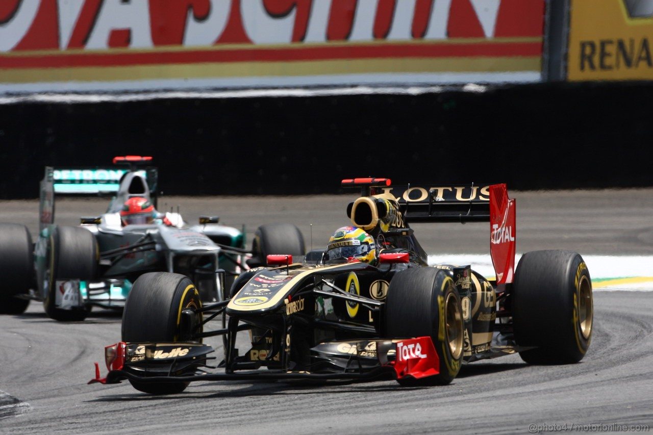 GP BRASILE, 27.11.2011- Gara, Bruno Senna (BRA), Lotus Renault GP R31 e Michael Schumacher (GER), Mercedes GP Petronas F1 Team, MGP W02 