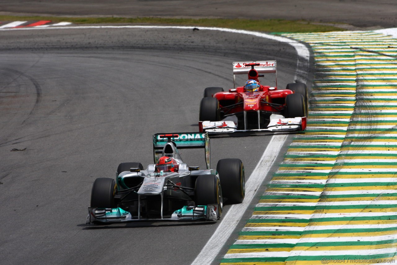 GP BRASILE, 27.11.2011- Gara, Michael Schumacher (GER), Mercedes GP Petronas F1 Team, MGP W02 e Fernando Alonso (ESP), Ferrari, F-150 Italia 