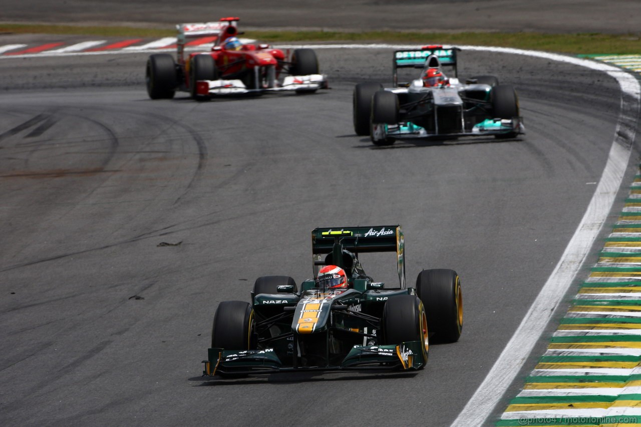 GP BRASILE, 27.11.2011- Gara, Jarno Trulli (ITA), Team Lotus, TL11 e Michael Schumacher (GER), Mercedes GP Petronas F1 Team, MGP W02 