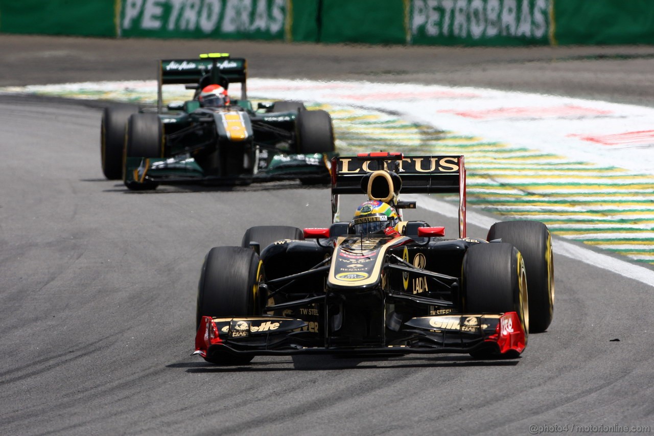 GP BRASILE, 27.11.2011- Gara, Bruno Senna (BRA), Lotus Renault GP R31 davanti a Jarno Trulli (ITA), Team Lotus, TL11 