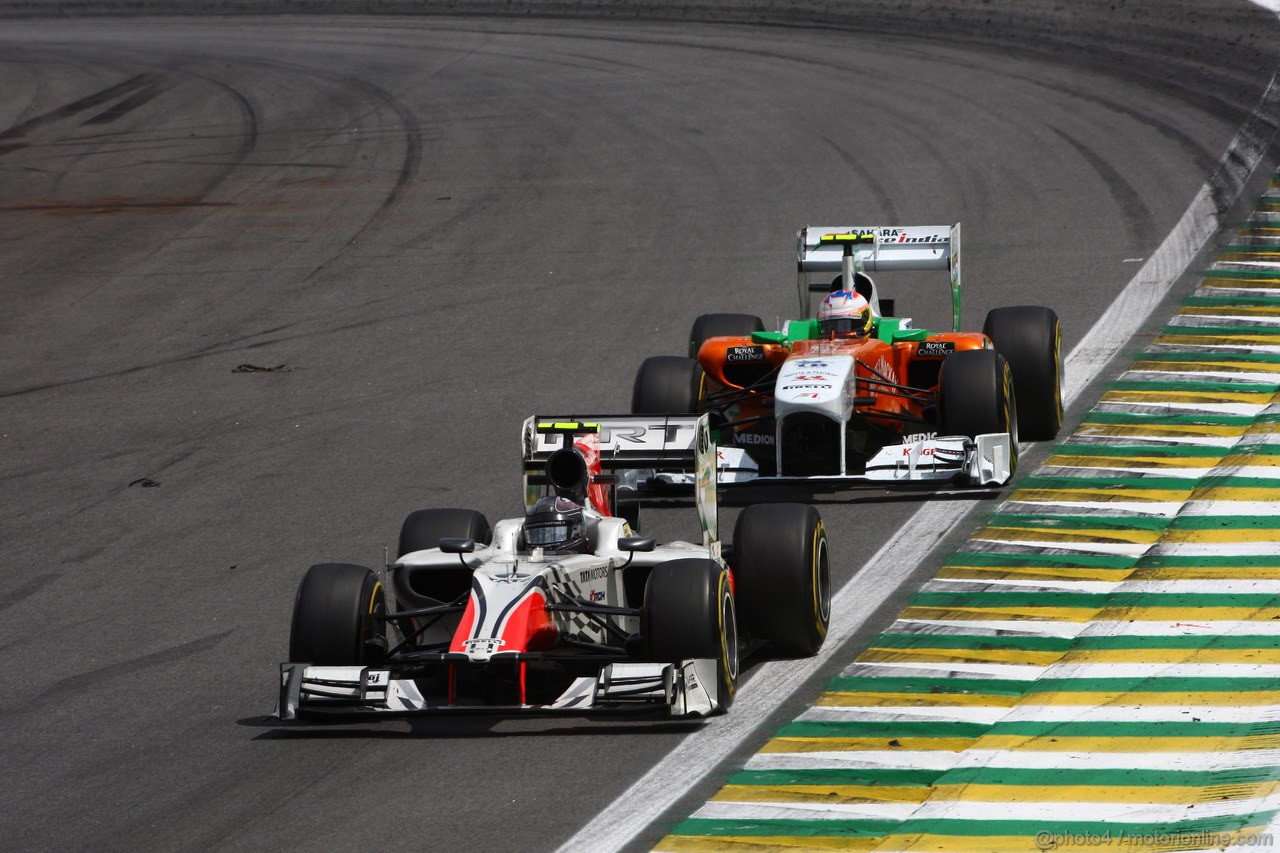 GP BRASILE, 27.11.2011- Gara, Vitantonio Liuzzi (ITA), HRT Formula One Team e Paul di Resta (GBR) Force India VJM04 