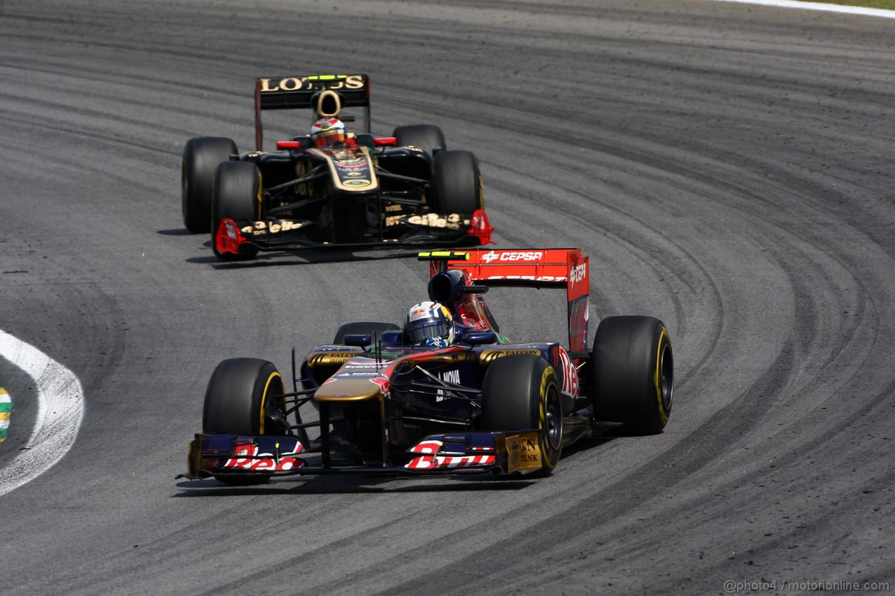 GP BRASILE, 27.11.2011- Gara, Jaime Alguersuari (SPA), Scuderia Toro Rosso, STR6 davanti a Vitaly Petrov (RUS), Lotus Renault GP, R31 