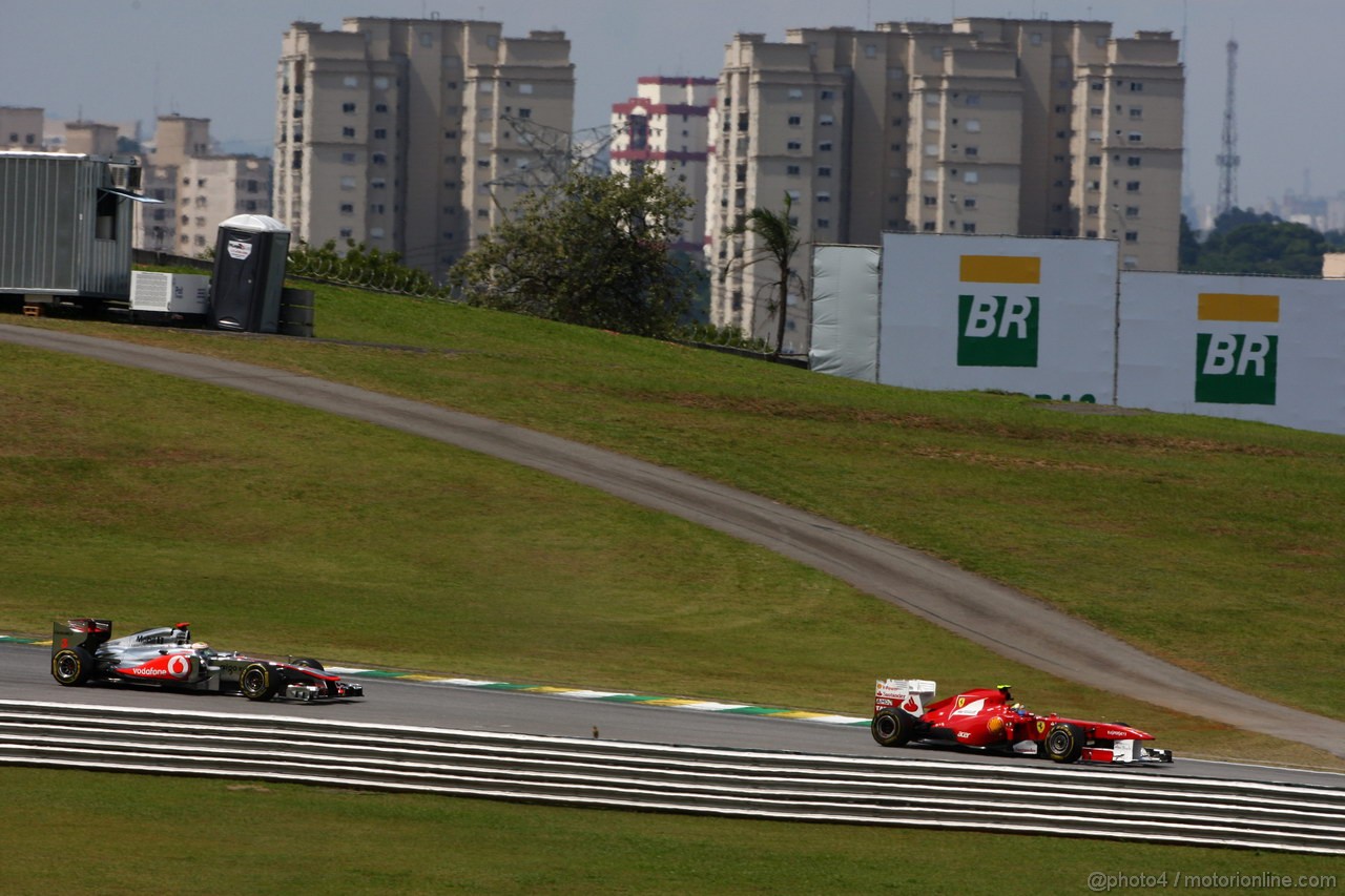 GP BRASILE, 27.11.2011- Gara, Lewis Hamilton (GBR), McLaren  Mercedes, MP4-26 e Felipe Massa (BRA), Ferrari, F-150 Italia 