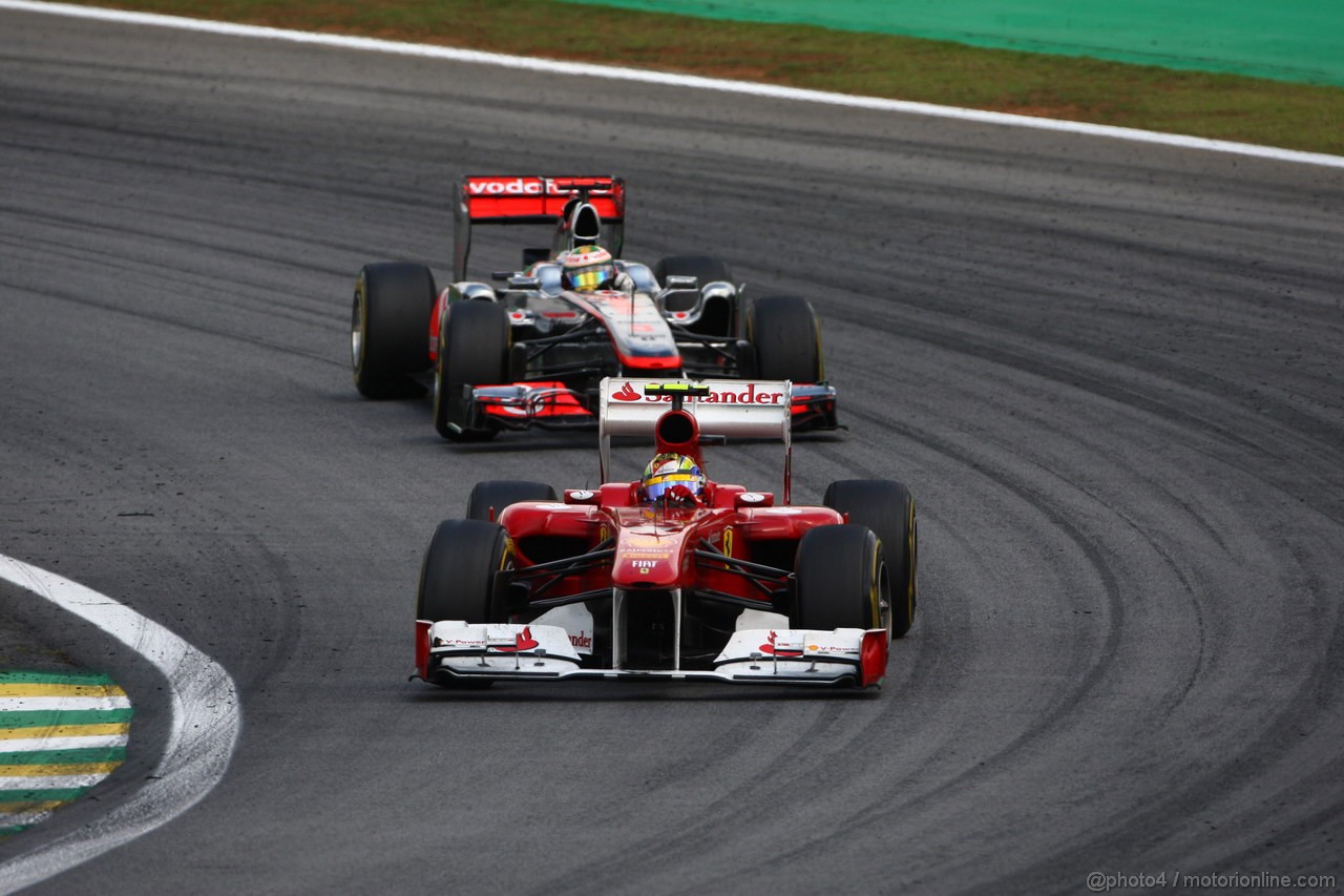 GP BRASILE, 27.11.2011- Gara, Felipe Massa (BRA), Ferrari, F-150 Italia e Lewis Hamilton (GBR), McLaren  Mercedes, MP4-26 