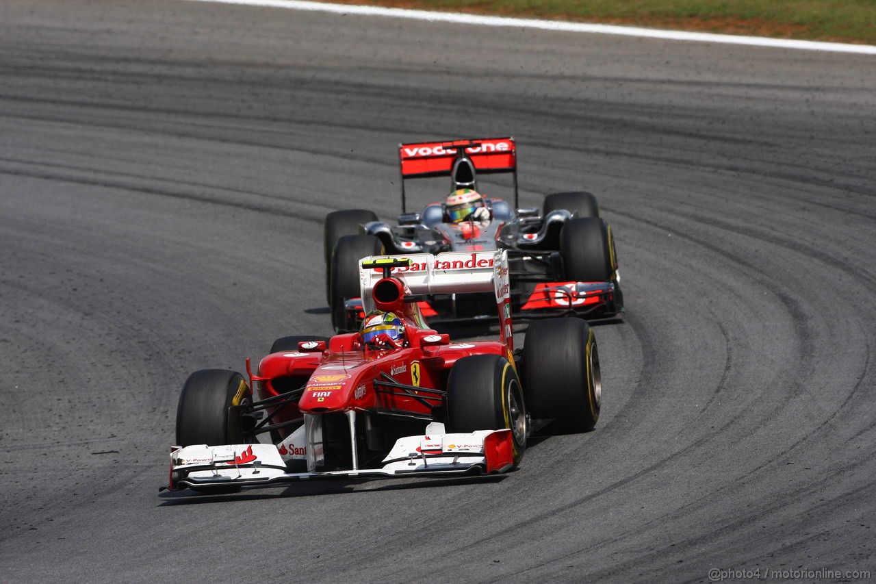 GP BRASILE, 27.11.2011- Gara, Felipe Massa (BRA), Ferrari, F-150 Italia e Lewis Hamilton (GBR), McLaren  Mercedes, MP4-26 