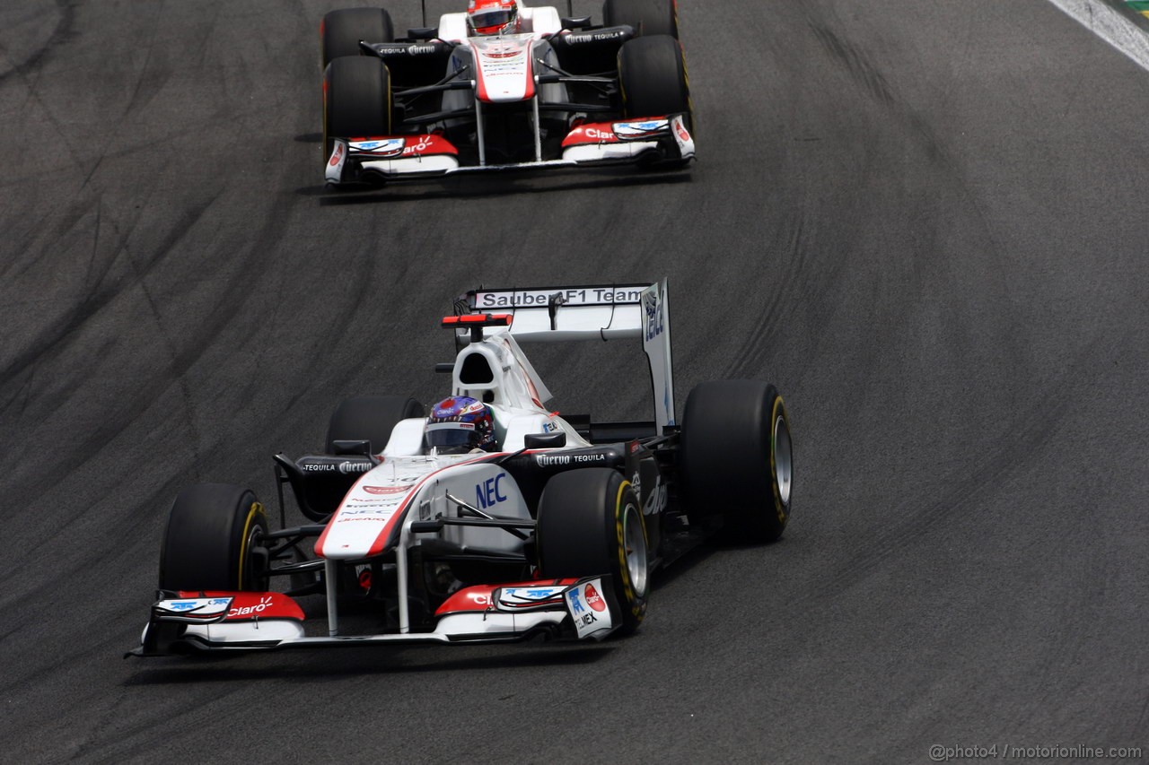 GP BRASILE, 27.11.2011- Gara, Kamui Kobayashi (JAP), Sauber F1 Team C30 e Sergio Prez (MEX), Sauber F1 Team C30 