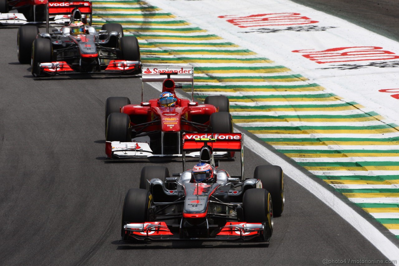 GP BRASILE, 27.11.2011- Gara, Jenson Button (GBR), McLaren  Mercedes, MP4-26, Fernando Alonso (ESP), Ferrari, F-150 Italia e Lewis Hamilton (GBR), McLaren  Mercedes, MP4-26 