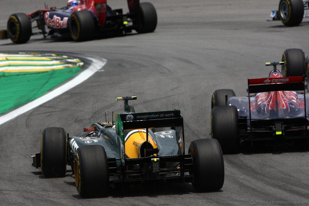 GP BRASILE, 27.11.2011- Gara, Heikki Kovalainen (FIN), Team Lotus, TL11 e Jaime Alguersuari (SPA), Scuderia Toro Rosso, STR6 