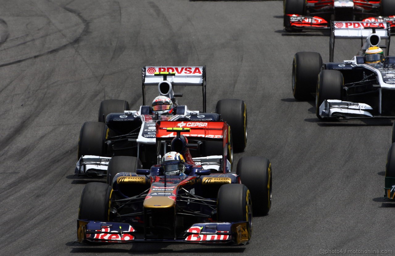 GP BRASILE, 27.11.2011- Gara, Jaime Alguersuari (SPA), Scuderia Toro Rosso, STR6 e Pastor Maldonado (VEN), Williams FW33 